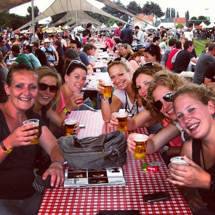 FOTO 12 festival werchter Anke Broekkamp Anne de Witte-Wielens Marieke Eijsink en rechts de zussen Keuper Judith Simone en Eva