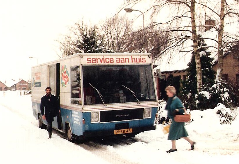 FOTO 2 mw waanders meldt zich bij gerard en zijn winkelwagen