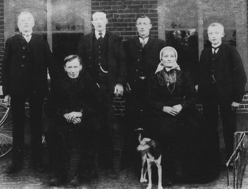FOTO 11 fam smit vlnr hendrik bernard gerrit-jan jan. Onder hun ouders