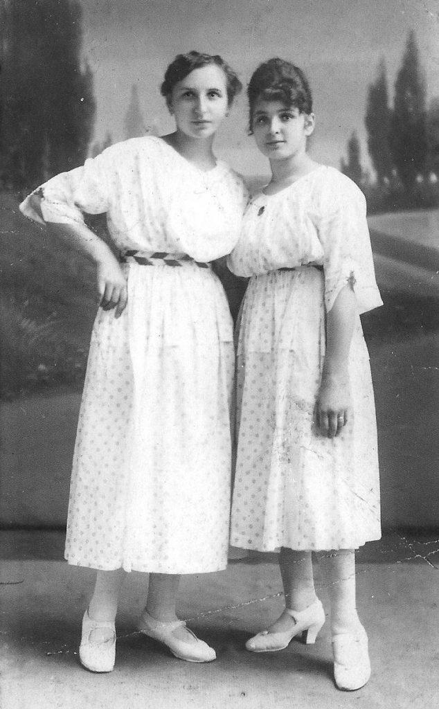 FOTO 18 anna smit kohn rechts en haar zus greet