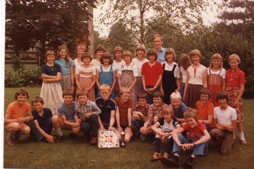 foto 3 Harrys laatste klas op de Paulusschool Klas 6 in 1979 met de gewonnen taart op de sportdag