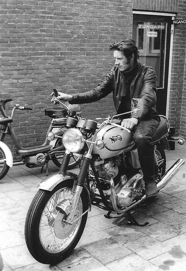FOTO 15 1976 harry met zijn norton