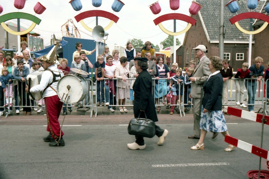 FOTO 9 1982-Nico met de burgemeester en koperen ko