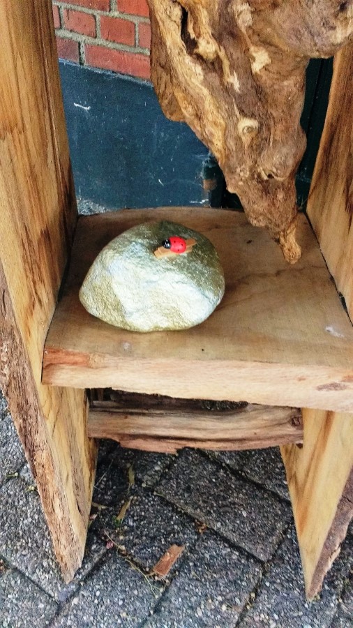 Steen behorend bij groene pluim gemaakt door Sylvia Lotte