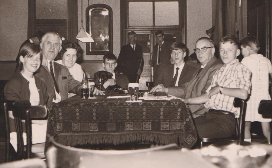 1967 stamtafel oude café assink met oa jan brummelhuis en frans annie assink