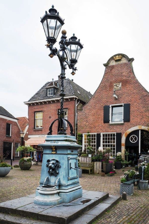 6.3 01 Pomp op Markt Delden