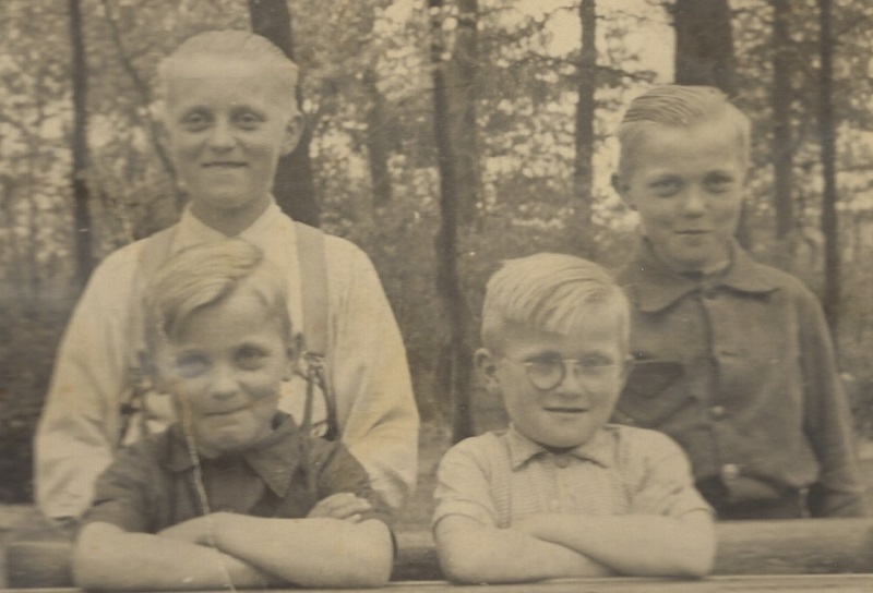 4 broers op de lagere school boven herman en gerhard onder henk en arnold