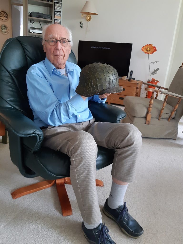 FRANS MET EEN DUITSE HELM1