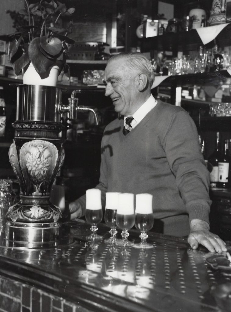 Töns Reijrink achter de theke