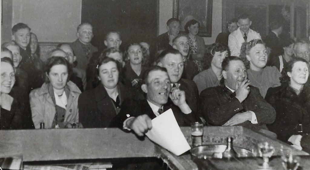 publiek bij assink met oa arnold roorda en vrouw