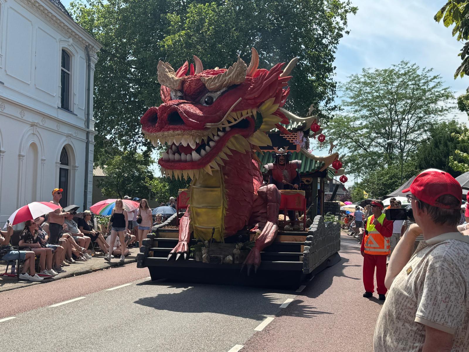 VIDEO | Grote Allegorische Optocht Goor trekt weer veel Hengeveldenaren