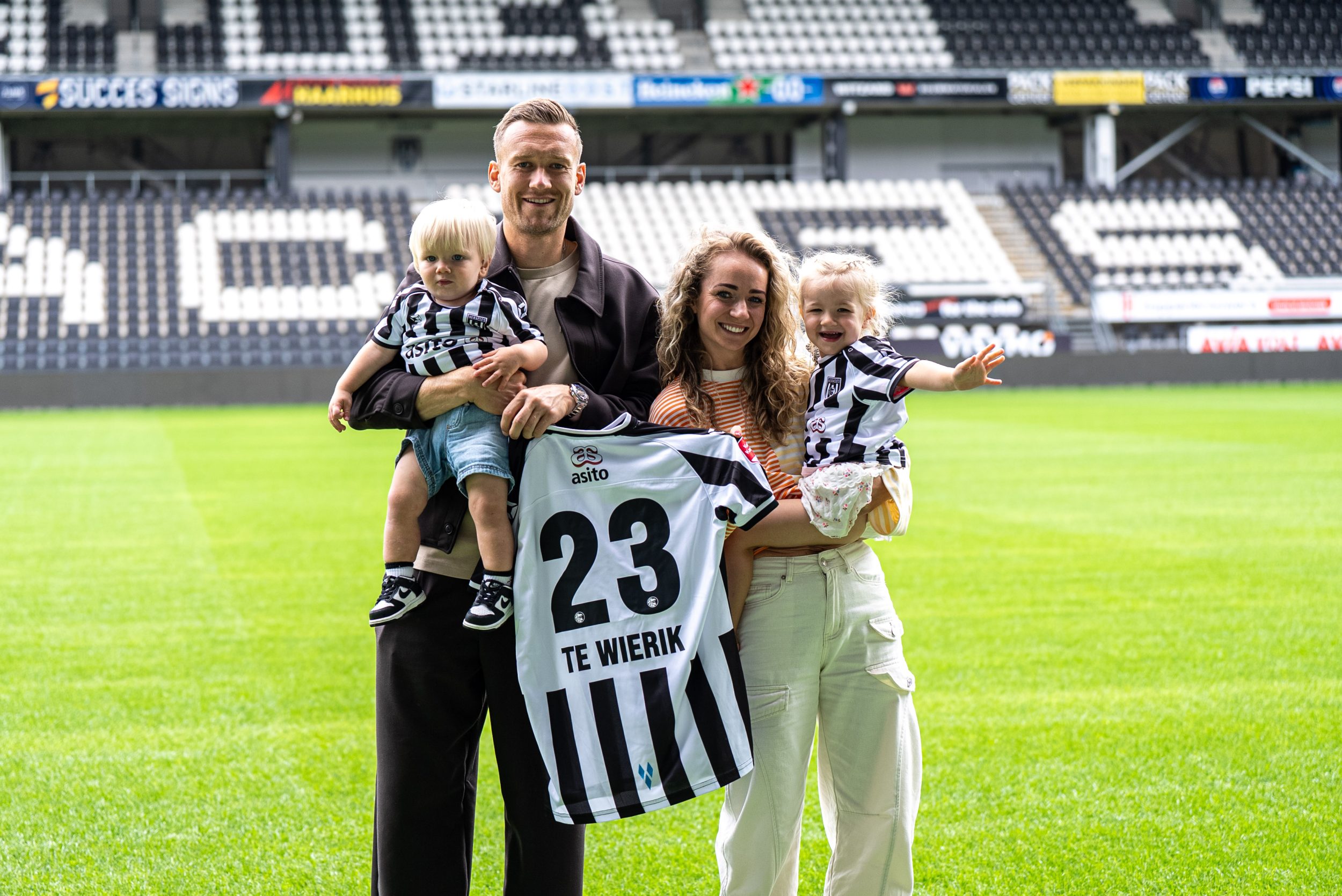 VIDEO | Feest in Almelo, Te Wierik viert contractverlenging met familie