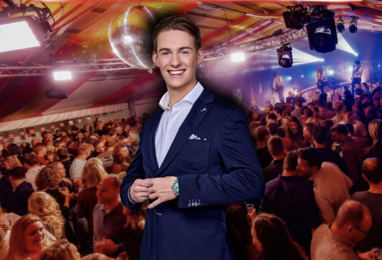 Fons Veurink op het podium tijdens KNAP’MDEROET 2026 op 30 december