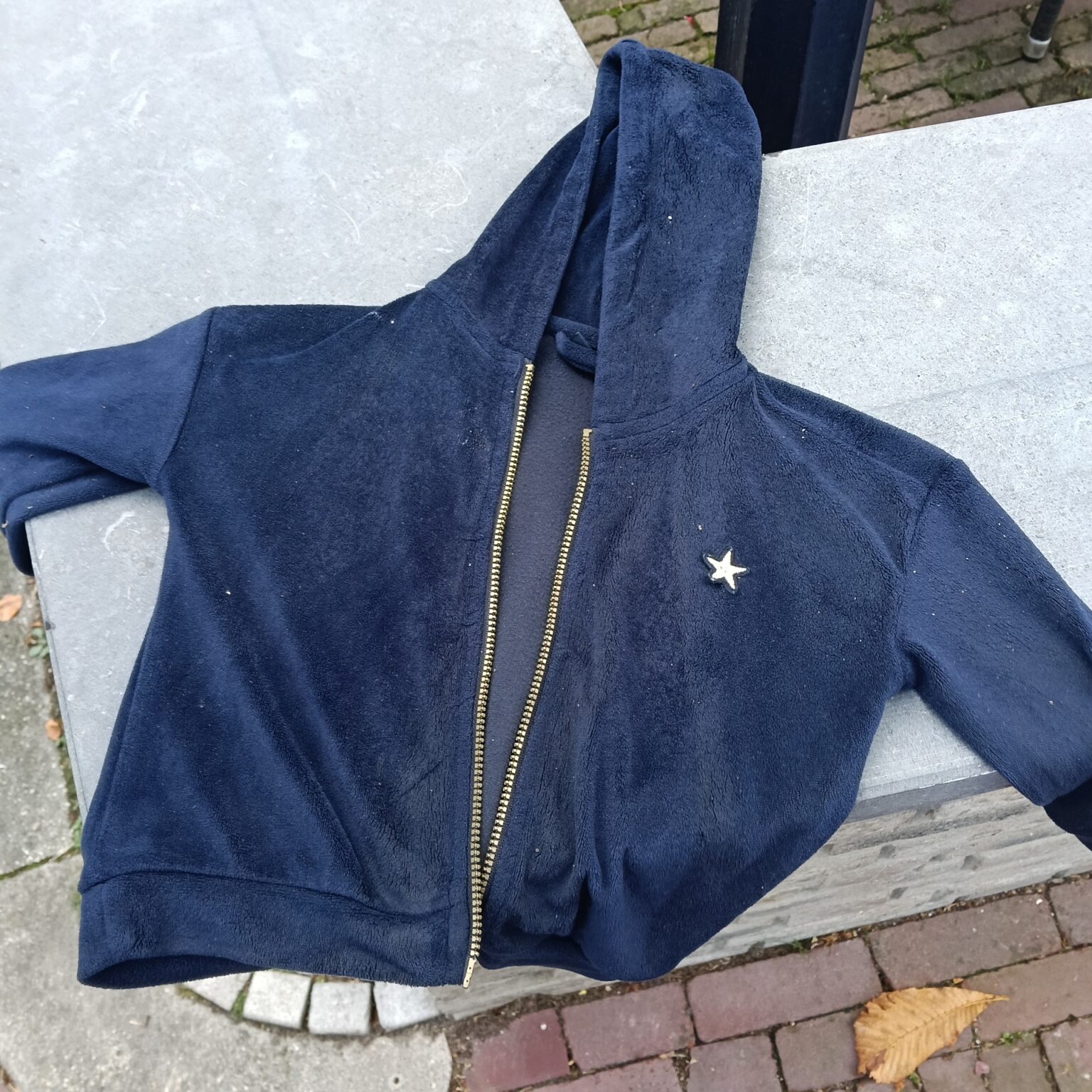 Blauw kindervestje gevonden aan Goorsestraat